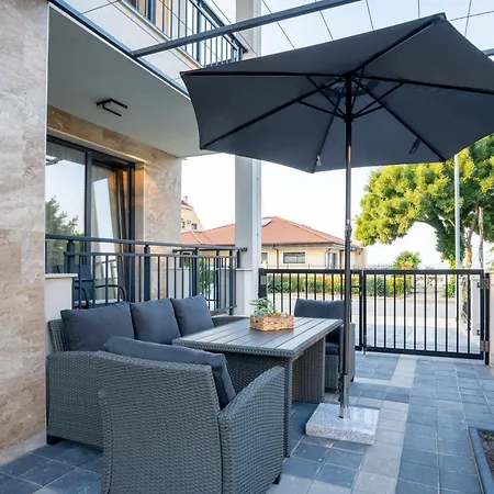 Nea Apartment *